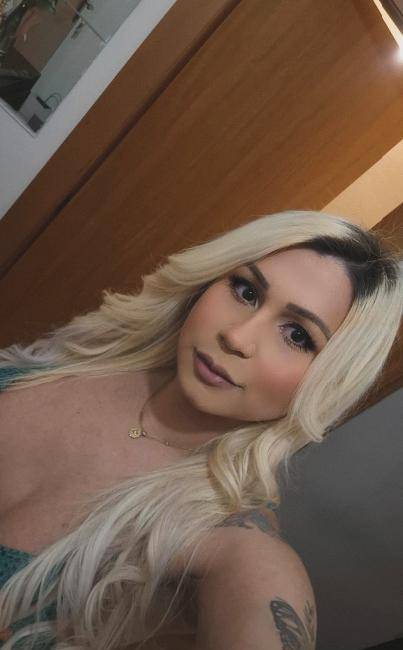 Ninfa trans cheia de leite para dar.