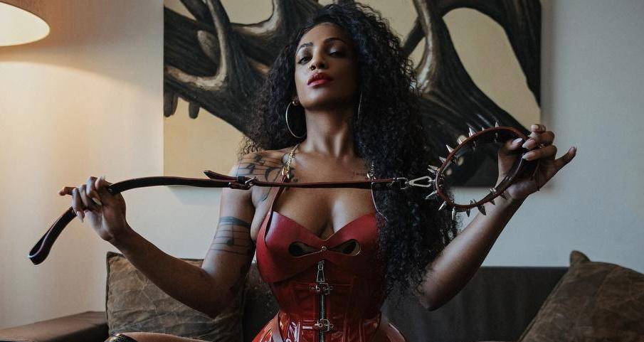 MISS NAOMI - INVERSÃO E DOMINAÇÃO