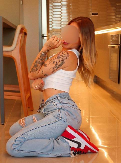 Primeira vez em faro loira uma menina perfeita image 2