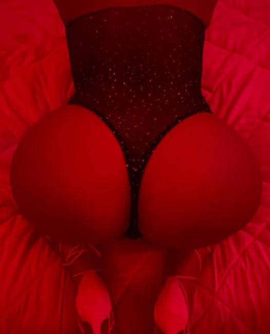 Sensualidade Única e Curvas Tentadoras