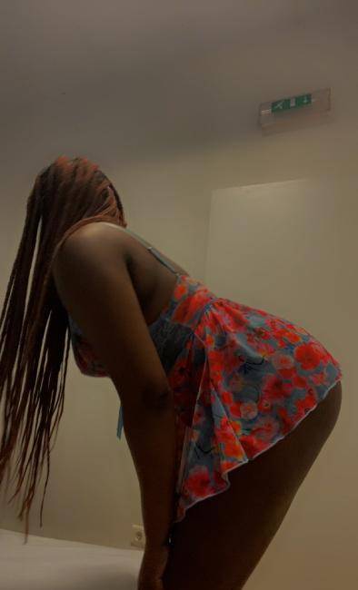AFRICANA QUENTINHA VENHA SE SATISFAZER image 1