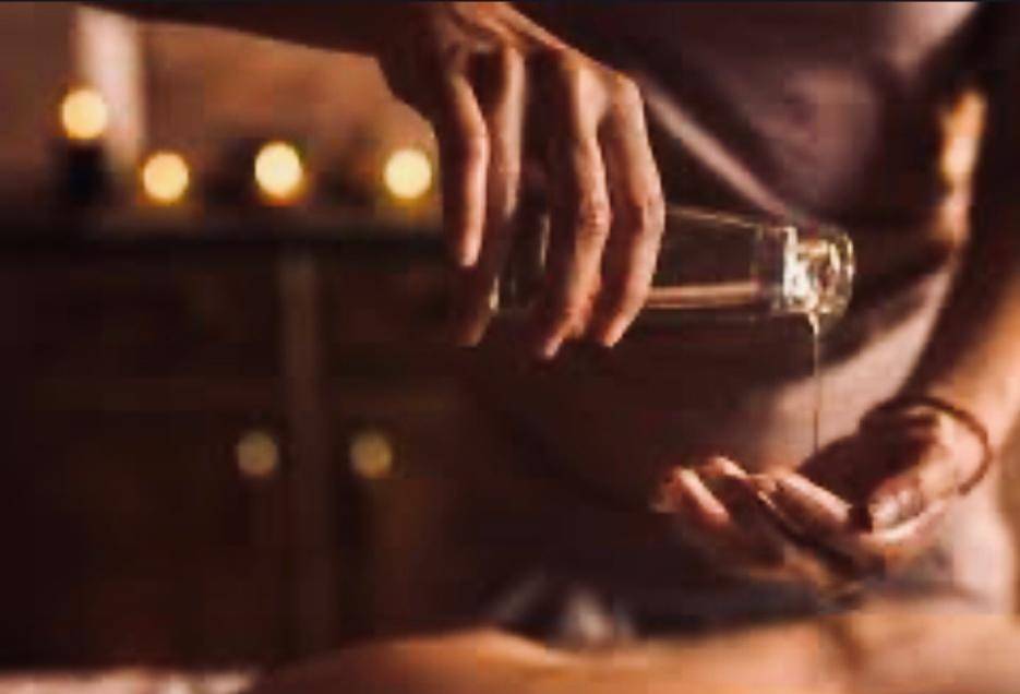 Massagem tantrica/ Tantra massage (senhoras ou casais) image 2