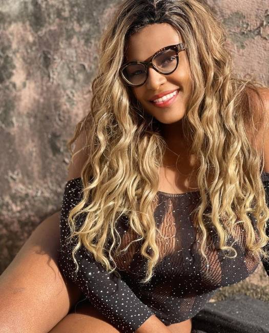 TRANS NEGRA Apenas me beija o resto a gente resolve na cama.