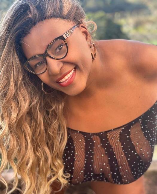 TRANS NEGRA Apenas me beija o resto a gente resolve na cama. image 1