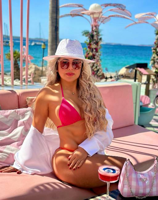 Uma mulher muito marcante! Fotos reais!