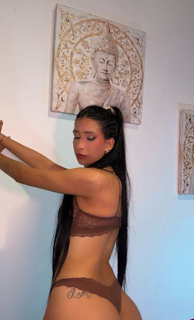 Linda latina acaba de llegar image 1
