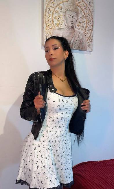 Linda latina acaba de llegar image 2