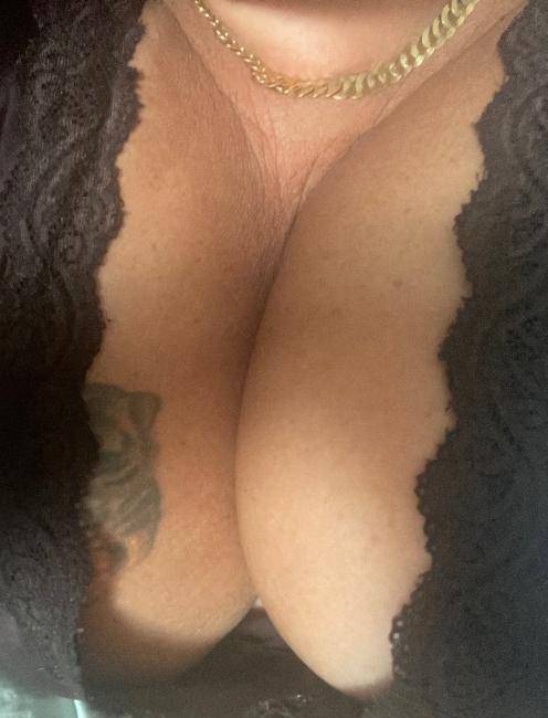Loira fofinha e morena elegante