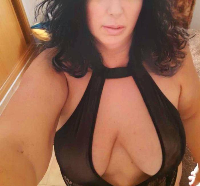 Quarentona sexy com curvas image 1