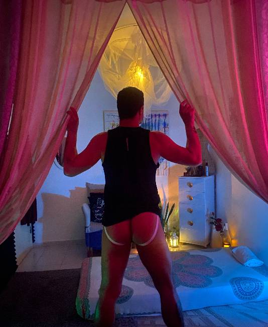 Tântrica a 4 mãos masculinas image 2