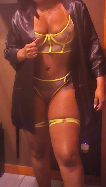 Brasileirinha cheia de vontade de transar gostoso image 1