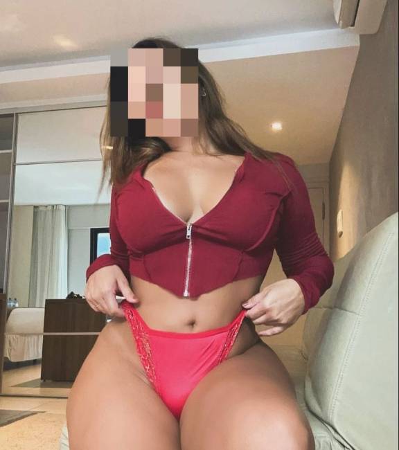 Belas curvas, seios grandes, bumbum guloso