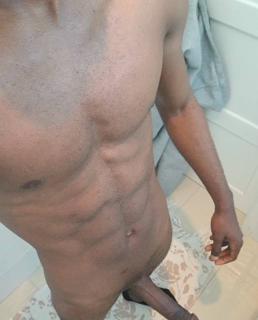 Jovem africano, bonito, avantajado, fodedor delas