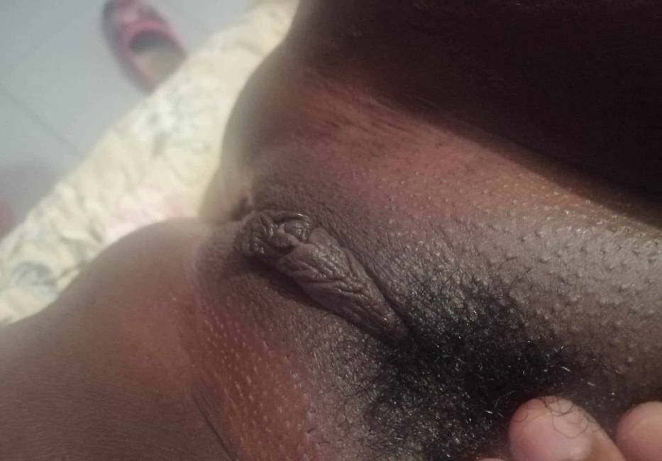 Verdadeira africana jovem sozinha em local tranquilo e sosse image 1