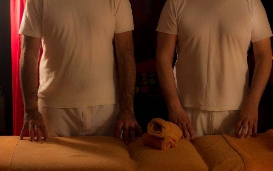 Dois massagistas, massagens tantricas e outras exploraçõe